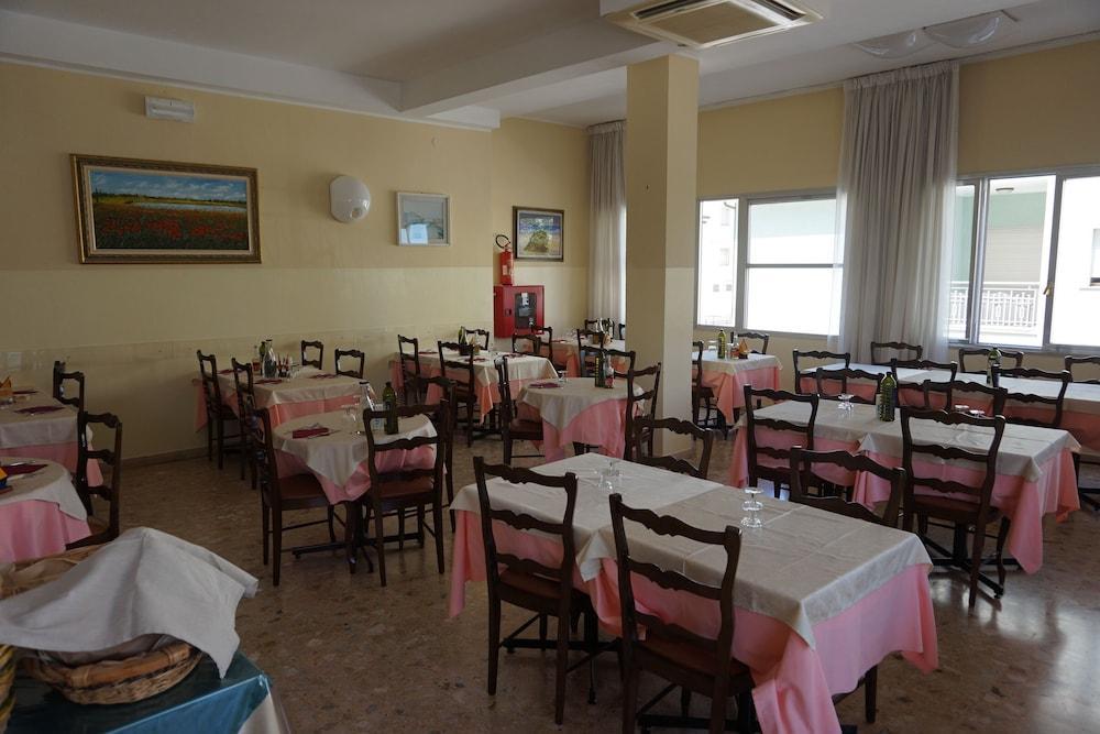 Hotel Ines Чезенатіко Екстер'єр фото
