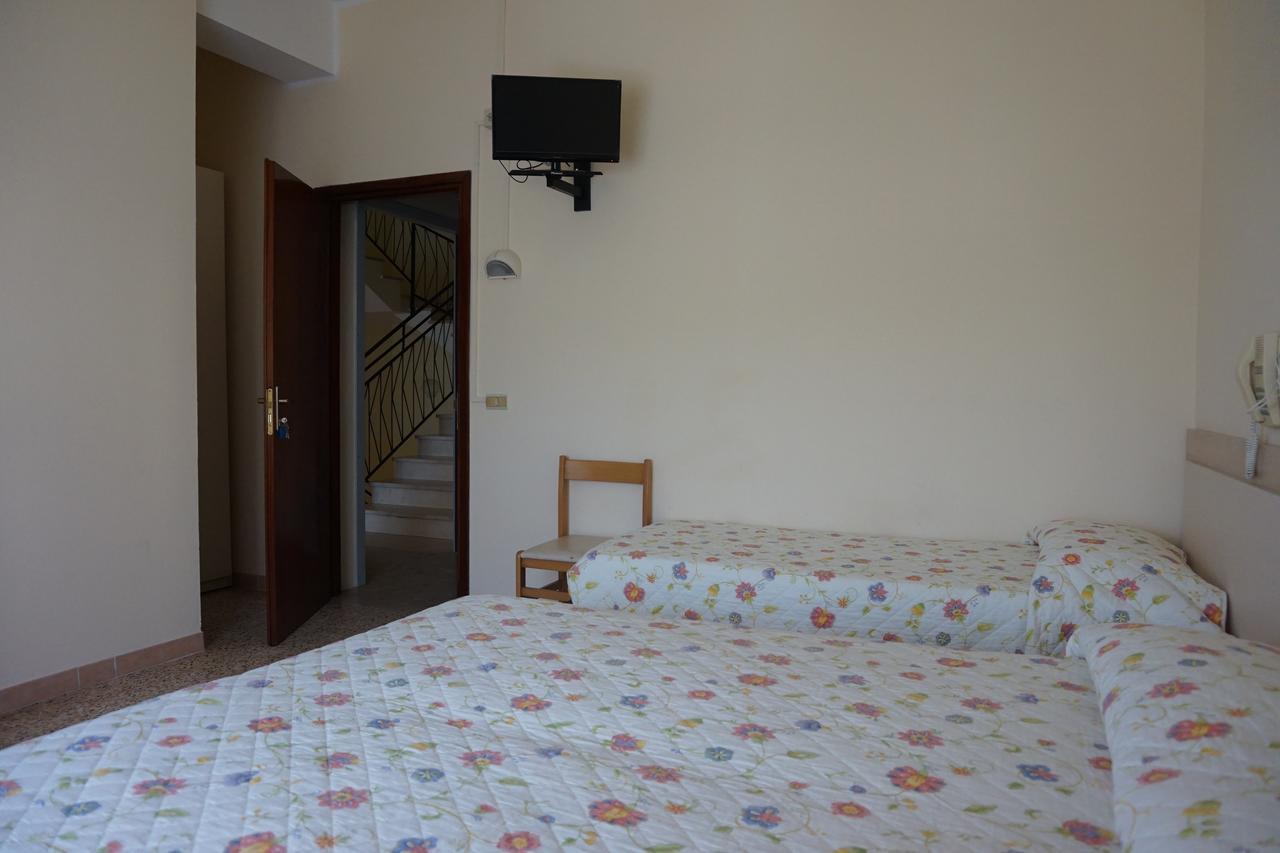 Hotel Ines Чезенатіко Екстер'єр фото