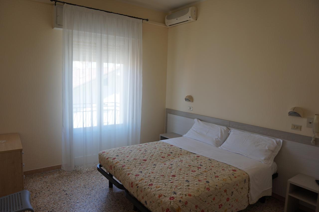 Hotel Ines Чезенатіко Екстер'єр фото